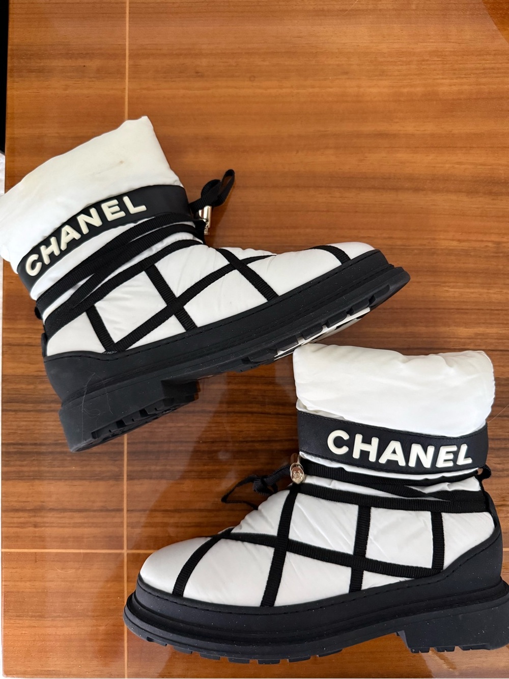 CHANEL White and Black Quilted Lace-Up Snow Boots - Picture 5 of 15